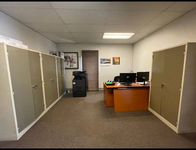 574M² OFFICE FOR SALE IN BRYANSTON